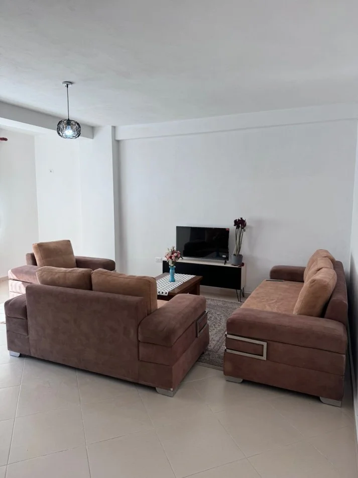 Tirane, jepet me qera apartament 2+1+Ballkon Kati 3, 100 m² 350 € (rruga Ramazan Gaxherri)