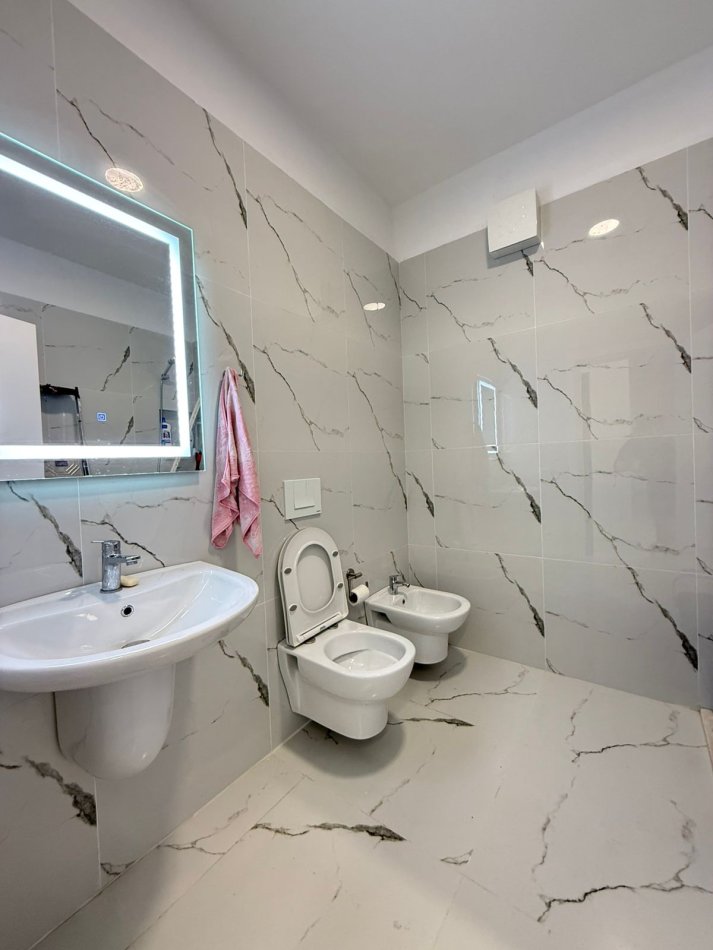 Tirane, jepet me qera apartament 1+1+Ballkon Kati 1, 65 m² 700 € (Zogu i Zi)