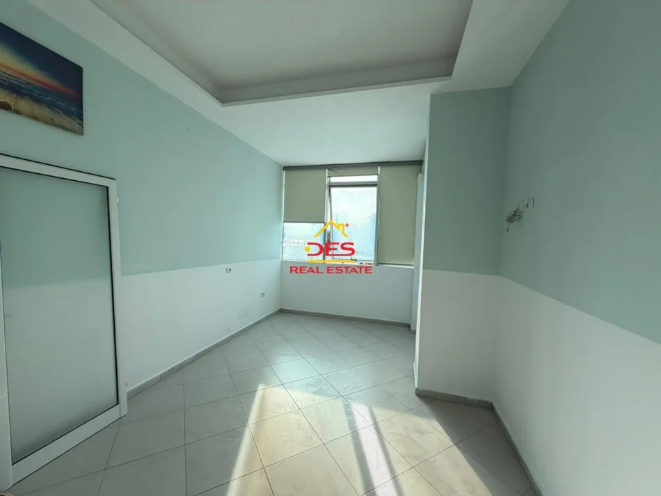 Vlore, jepet me qera ambjent biznesi Kati 2, 100 m² 1.000 € (Lungomare)