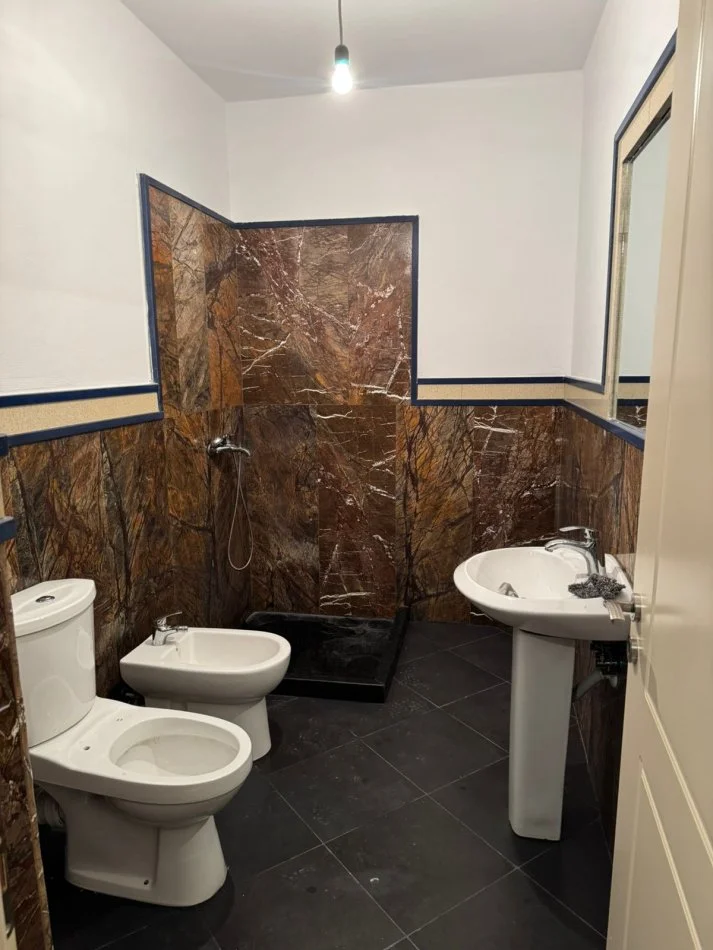 Tirane, jepet me qera apartament 2+1+Ballkon Kati 6, 128 m² 430 € (Casa Italia)