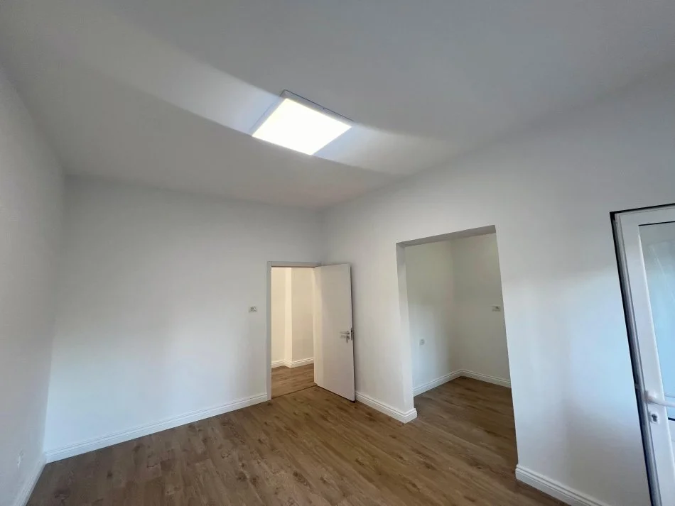 Tirane, jepet me qera zyre Kati 3, 110 m² 900 € (rruga sami frasheri)