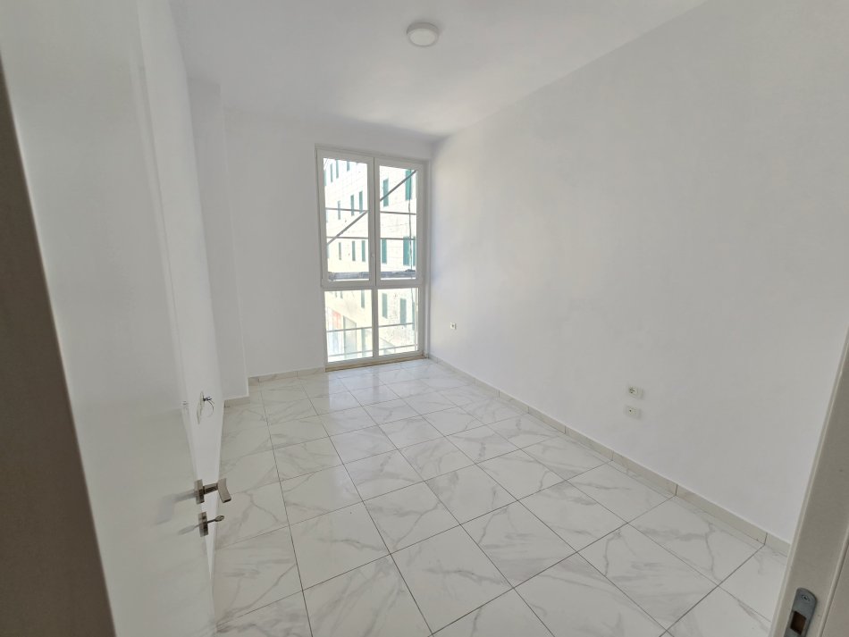 Tirane, jepet me qera zyre Kati 2, 110 m² 1.000 € (NSHRAKU)