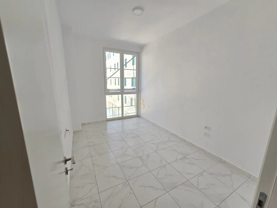 Tirane, jepet me qera ambjent biznesi Kati 2, 110 m² 1.000 € 