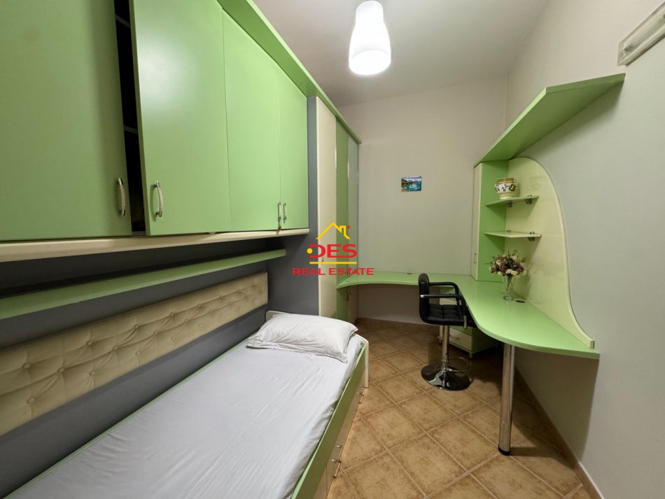 Vlore, jepet me qera apartament 2+1+Ballkon Kati 3, 90 m² 400 € (Rruga Sadik Zotaj)