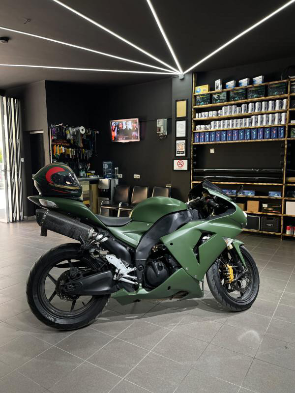 Tirane, shes motor sportiv Kawasaki ZR 10R 1000cc , ulliri 54 km 4.700 €