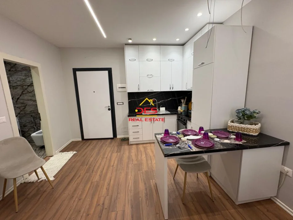 Vlore, jepet me qera apartament 1+1+Ballkon Kati 2, 80 m² 500 € (Rruga Çajupi)