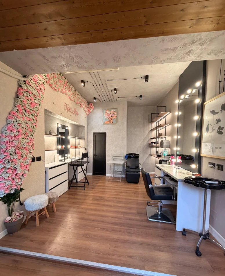 Tirane, shitet ambjent biznesi Kati 1, 18 m² (Bulevardi Dëshmorët e Kombit)