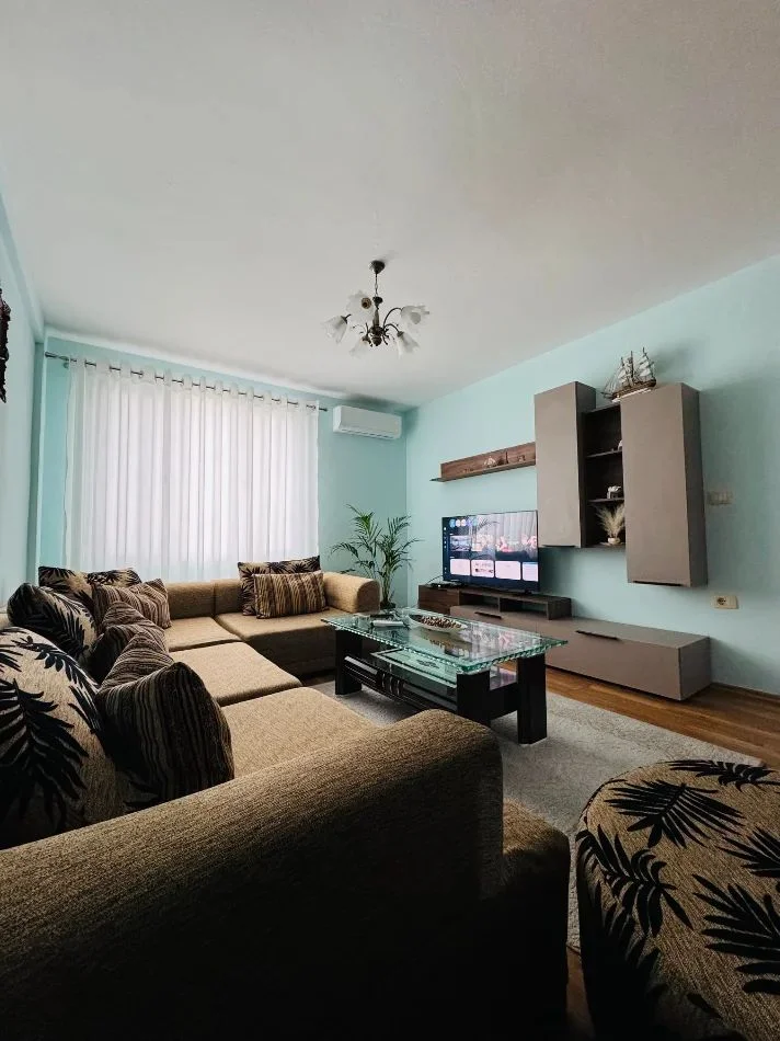 Tirane, jepet me qera apartament 1+1 Kati 5, 500 € (Rruga Kosovareve)