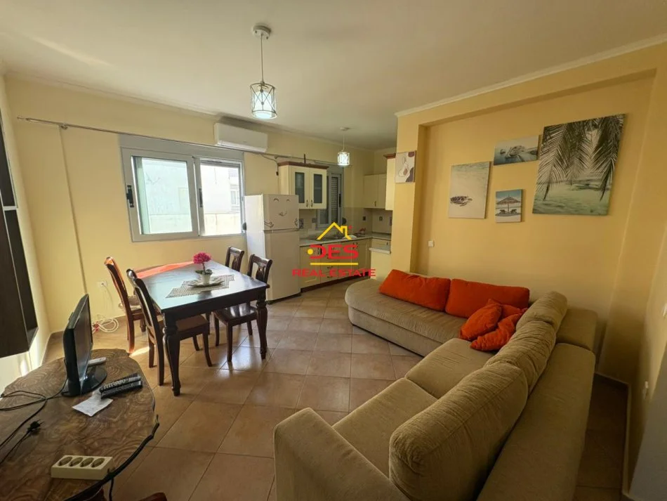 Vlore, jepet me qera apartament 1+1+Ballkon Kati 6, 70 m² 350 € (Rruga Rushit Gurishova)