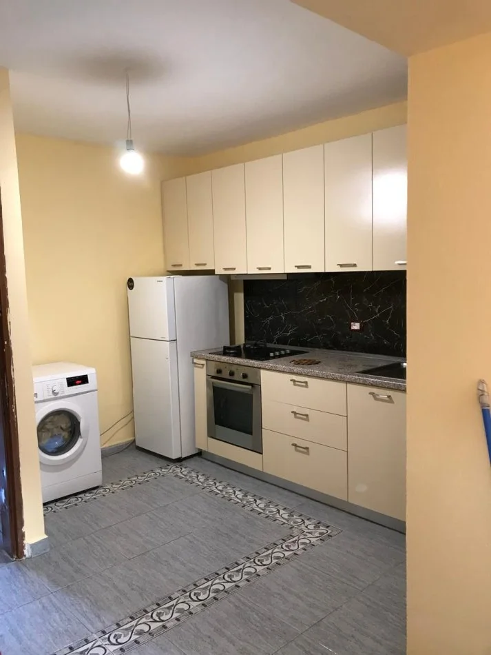 Tirane, jepet me qera apartament 1+1+Ballkon Kati 2, 65 m² 450 € (rruga Komuna Parisit)