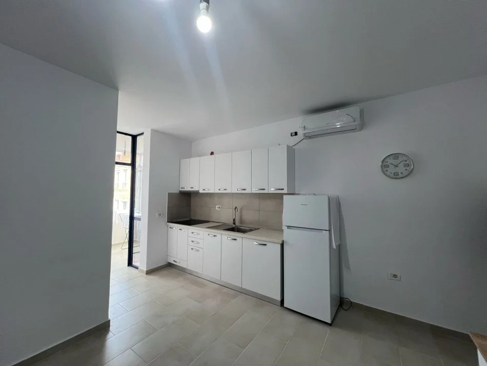 Tirane, jepet me qera apartament 1+1+Ballkon Kati 7, 55 m² 600 € (Bulevardi Gjergj Fishta) 0693082474