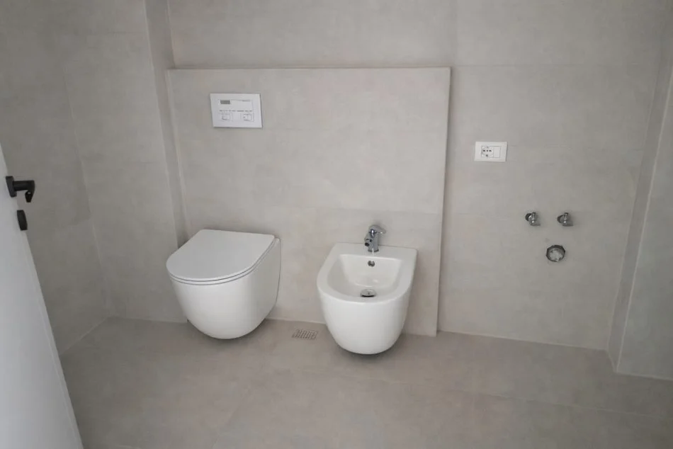 Tirane, jepet me qera apartament 3+1 Kati 3, 135 m² 1.200 € (Pazari i Ri)