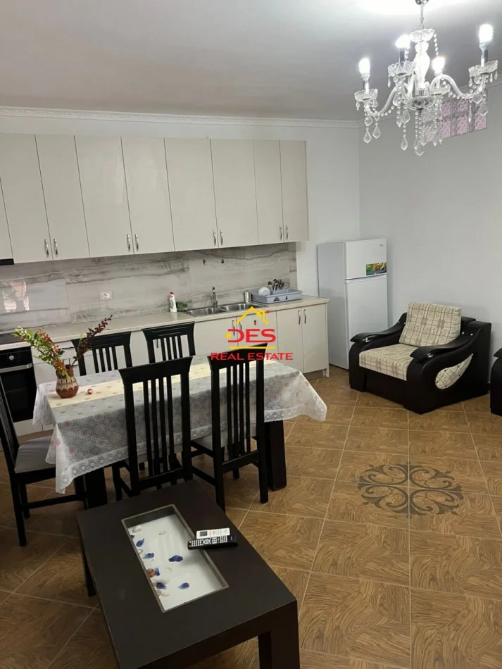 Vlore, jepet me qera apartament 2+1+Ballkon Kati 4, 95 m² 350 € (Rruga Sazani)