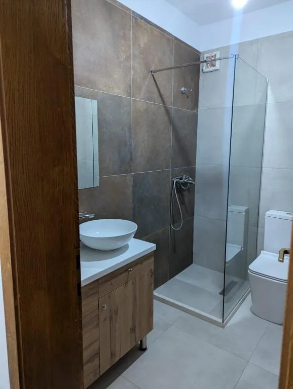Tirane, jepet me qera apartament 2+1 Kati 2, 90 m² 720 € (Garda)