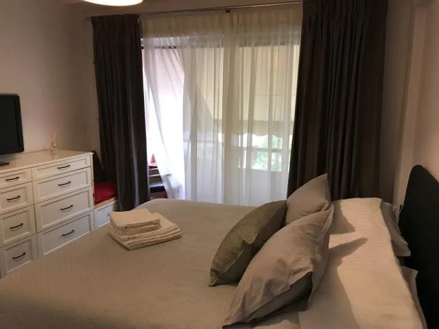 Tirane, jepet me qera apartament 3+1+A+BLK Kati 3, 800 Euro (Rruga Barrikadave)