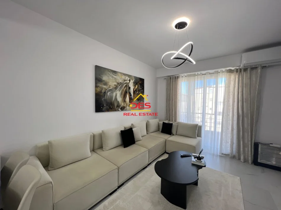 Vlore, shitet apartament 1+1+Ballkon Kati 8, 76 m² 135.000 € (Rruga Sadik Zotaj)