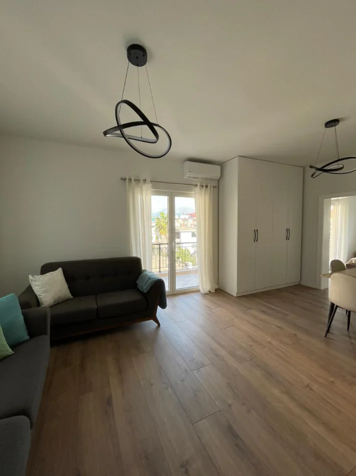 Tirane, jepet me qera apartament 1+1+Ballkon Kati 4, 60 m² 500 € 