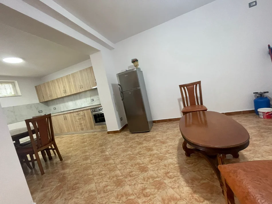 APARTAMENT  1+1 ME QIRA    (RRUGA BARDHYL) 400 EURO
