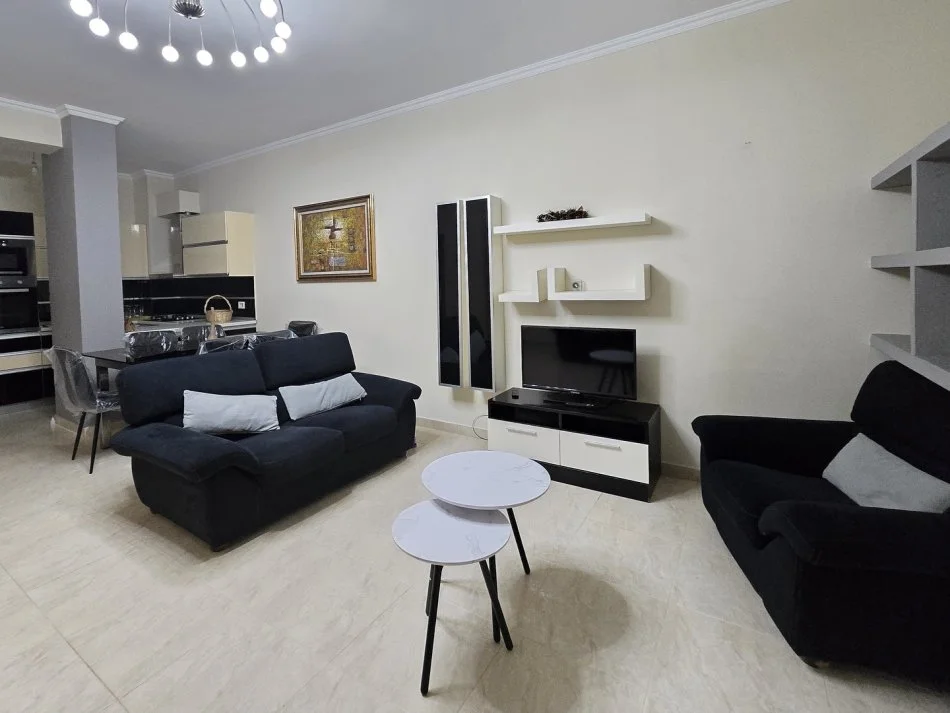 Tirane, jepet me qera apartament 2+1+Ballkon Kati 4, 126 m² 750 € (Kristal Center)