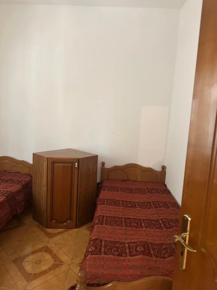 Tirane, jepet me qera apartament 2+1 Kati 1, 87 m² 350 € (Hamdi Pepa)