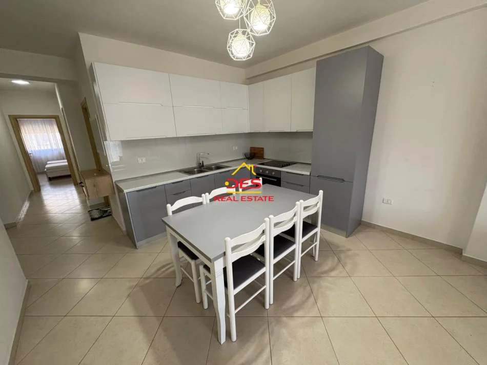 Vlore, jepet me qera apartament 2+1+Ballkon Kati 10, 120 m² 430 € (Rruga Çajupi)