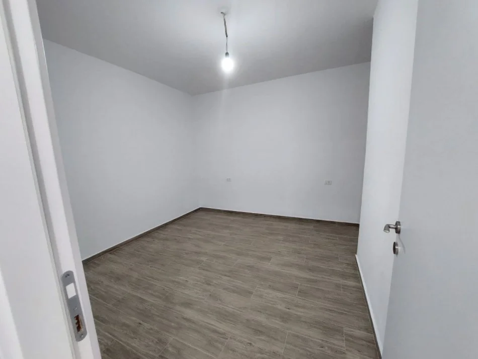 !DHENE! Durres, jepet me qera apartament 3+1+Aneks+Ballkon Kati 4, 127 m² 250 € (Ish Urt)