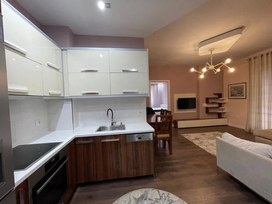 Tirane, jepet me qera apartament 1+1+Ballkon Kati 1, 70 m² 608 € (Liqeni thate)