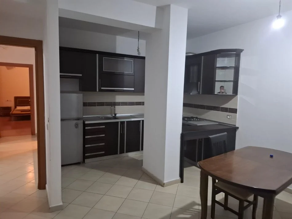 Tirane, jepet me qera apartament 2+1+Ballkon Kati 5, 120 m² 600 € (Komuna e parisit, Kristal Center , Pallati i Conad)
