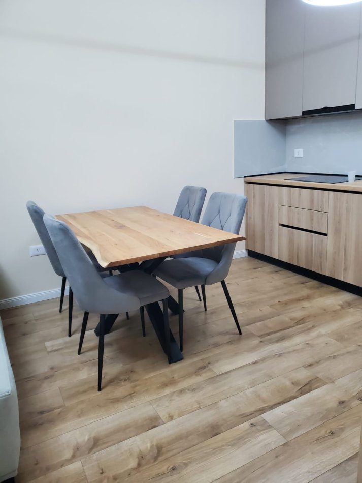 Tirane, jepet me qera apartament 1+1+Ballkon Kati 3, 73 m² 1.000 € (Liqeni i Thate)