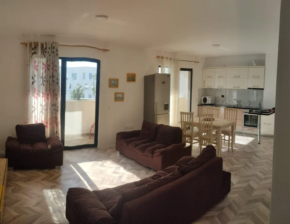 Tirane, jepet me qera apartament 2+1+Ballkon Kati 4, 120 m² 500 € (rruga 5 Maj)