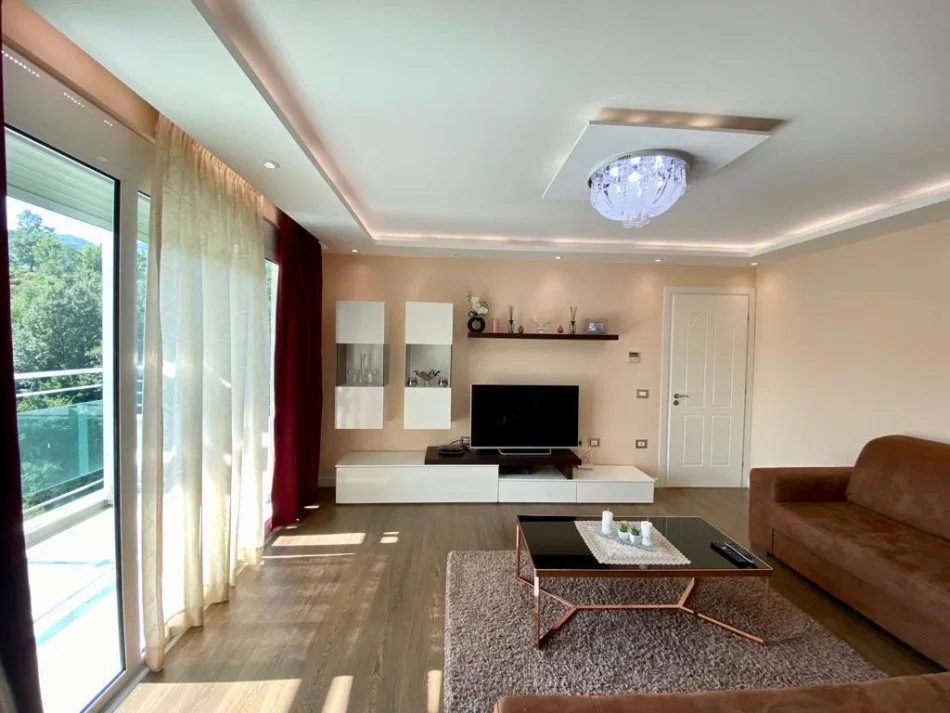 Tirane, jepet me qera apartament 3+1+Ballkon Kati 3, 130 m² 1.200 € (Liqeni i Thate)