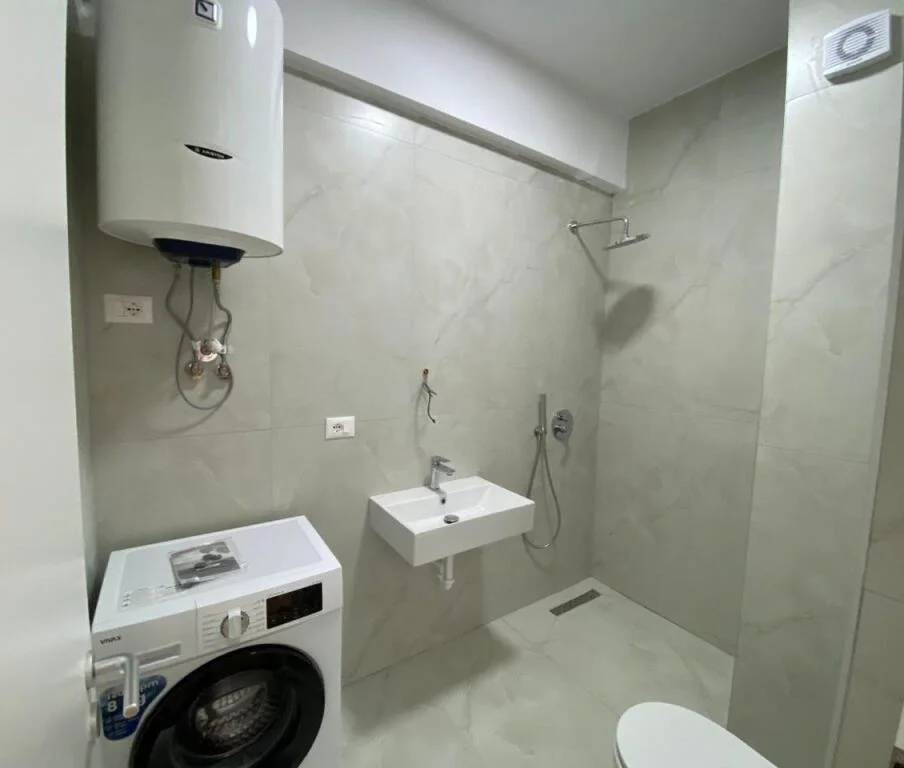 Tirane, jepet me qera apartament 1+1 Kati 3, 50 m² 400 € (Fresku)