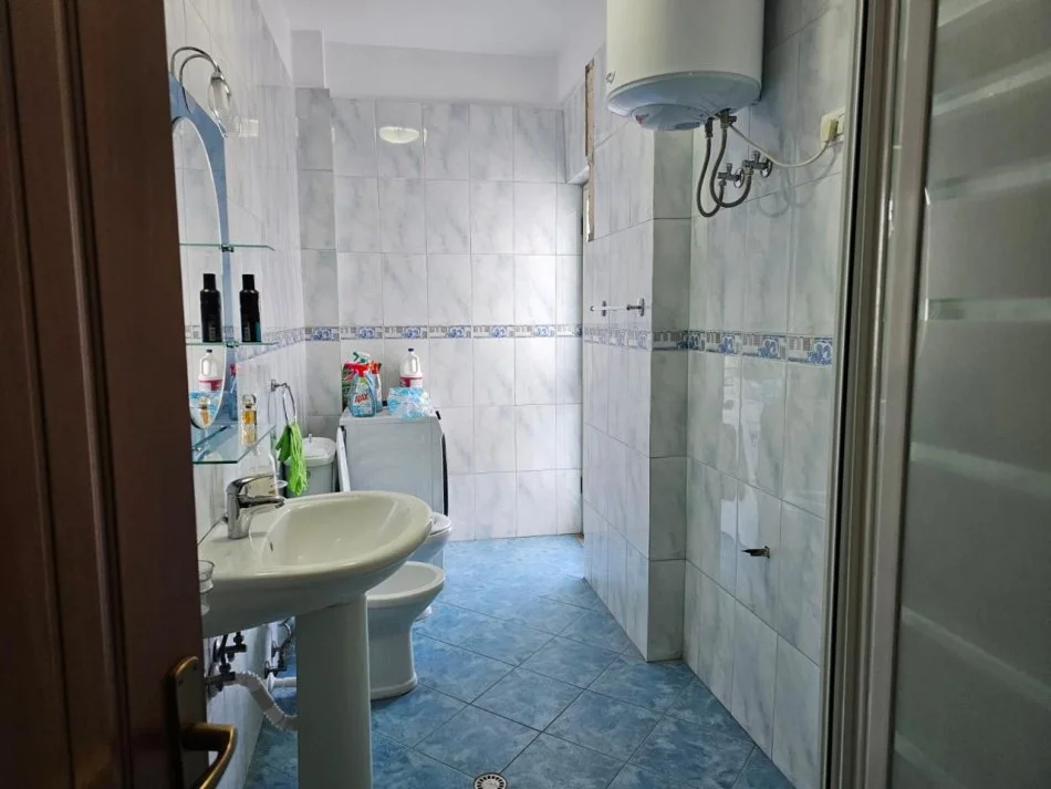 Tirane, jepet me qera apartament 2+1+Ballkon Kati 3, 600 € (Tek shkolla Siri Kodra)