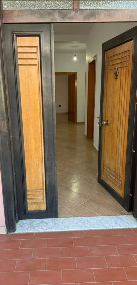 Tirane, jepet me qera Vile 3+1 Kati 3, 45.000 € (Prane Hotel Meridian)