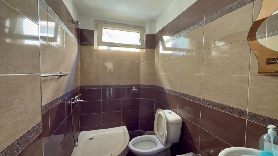 Tirane, jepet me qera apartament 2+1+Ballkon Kati 4, 65 m² 400 € (Bulevardi zogu i Pare)