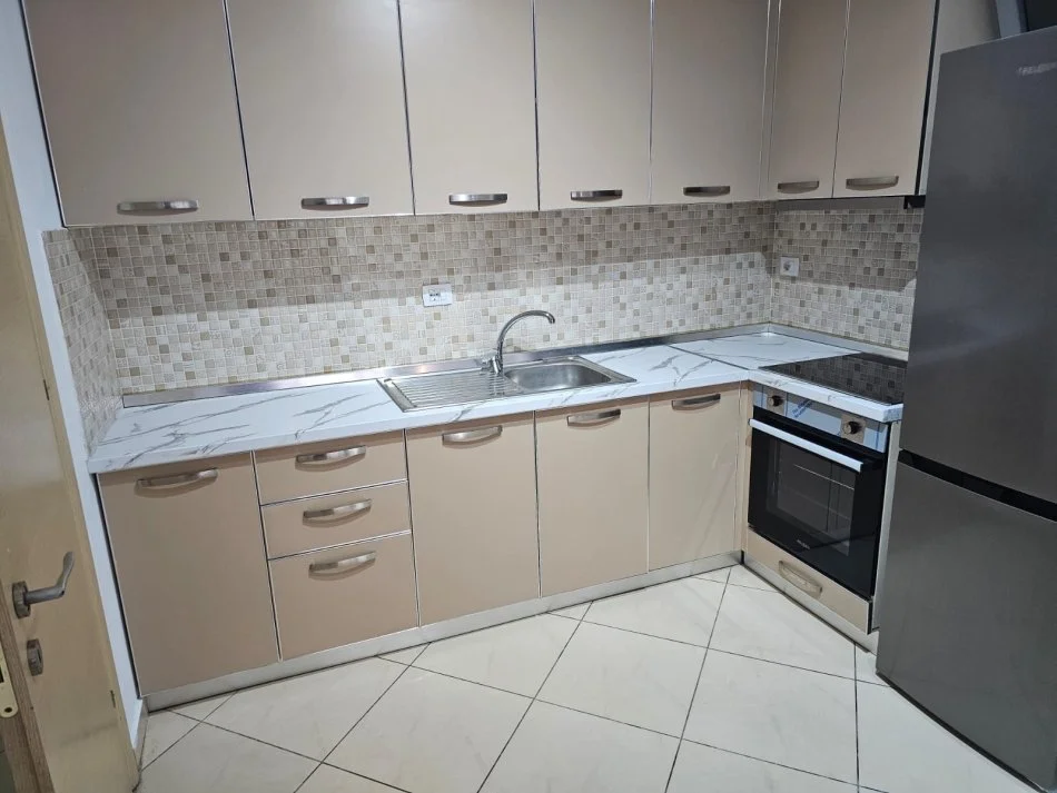 Tirane, jepet me qera apartament 2+1+Ballkon Kati 7, 110 m² 35.000 leke (BOSH ASTIR)