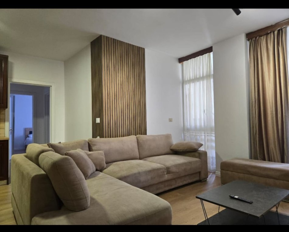 Tirane, jepet me qera apartament 2+1+Ballkon Kati 8, 115 m² 850 € (Rruga Medar Shtylla)