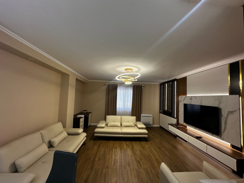 Tirane, jepet me qera apartament 1+1 Kati 5, 70 m² 600 € (BULEVARDI ZOGU I 1)