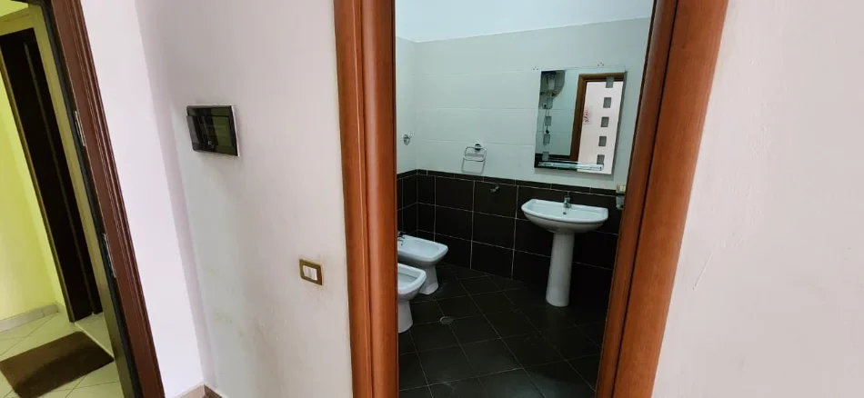 Tirane, jepet me qera apartament 2+1 Kati 4, 102 m² 450 € (Rruga Jordan Misja)