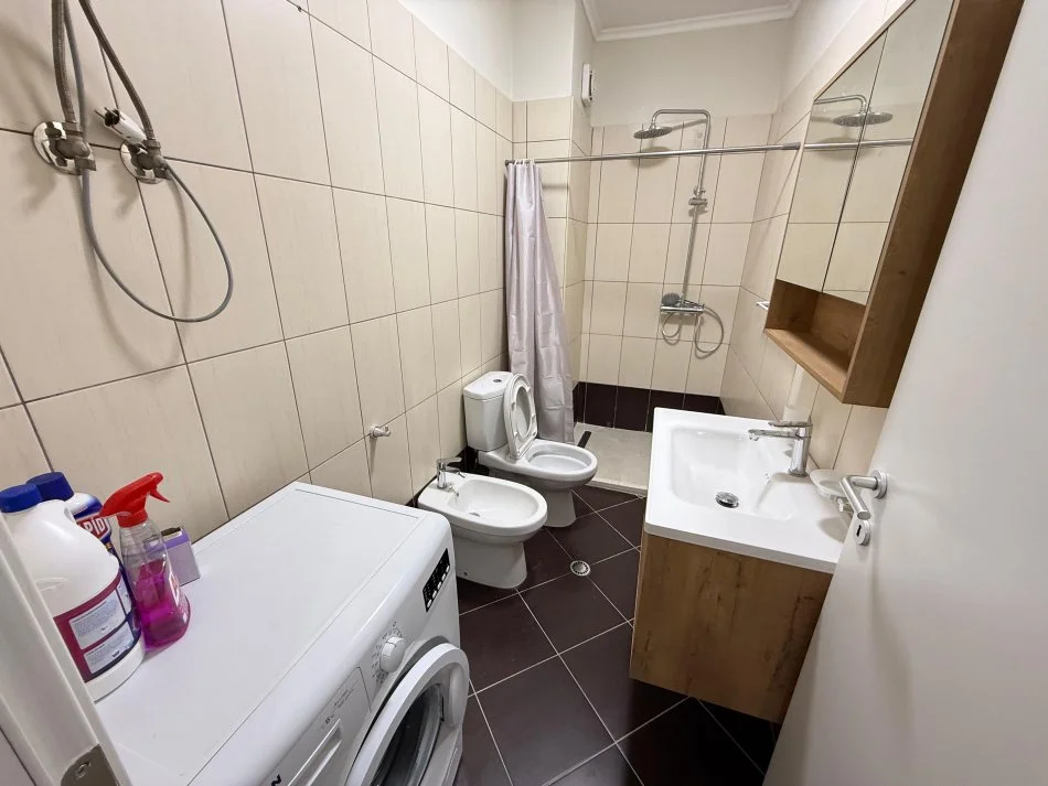 Tirane, jepet me qera apartament 1+1+Ballkon Kati 5, 60 m² 400 € (Misto Mame, Kompleksi Ales)