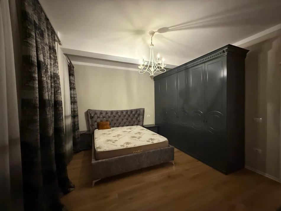 Tirane, jepet me qera apartament 3+1+Ballkon Kati 2, 192 m² 1.200 € (RRUGA BLLOKU I VILAVE)