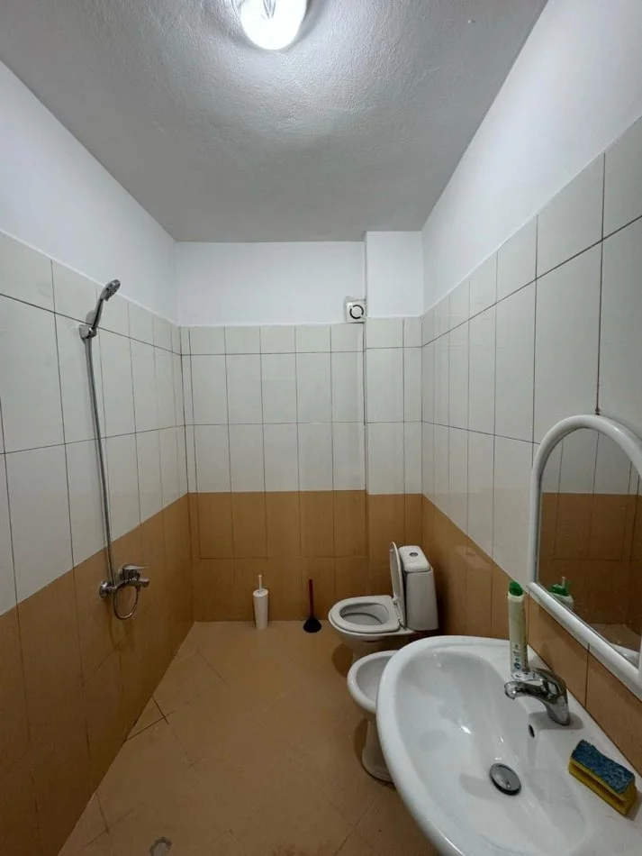 Tirane, jepet me qera apartament 1+1+Ballkon Kati 4, 78 m² 400 € (Teodor Keko)