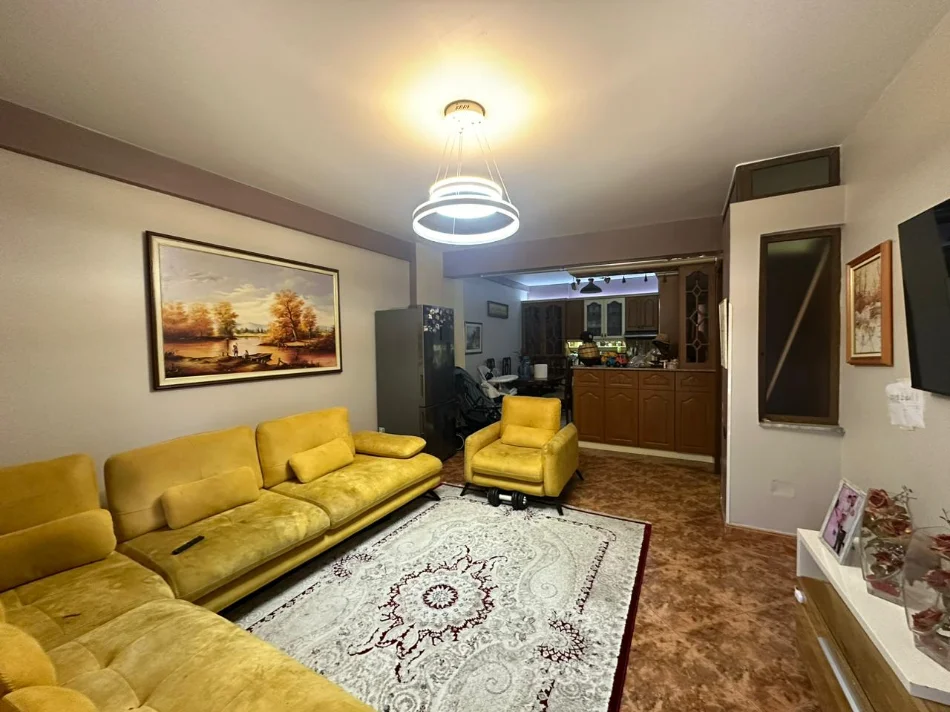 Tirane, jepet me qera apartament 2+1+Aneks+Ballkon Kati 2, 950 € (rruga e durresit)