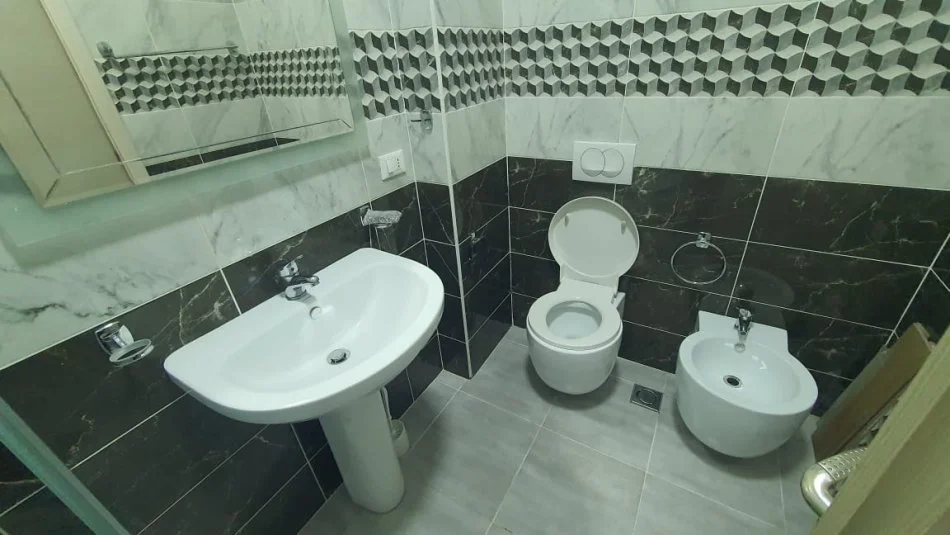 Tirane, jepet me qera apartament 1+1+Ballkon Kati 2, 50 m² 570 € (KOMUNA E PARISIT KIKA 2)