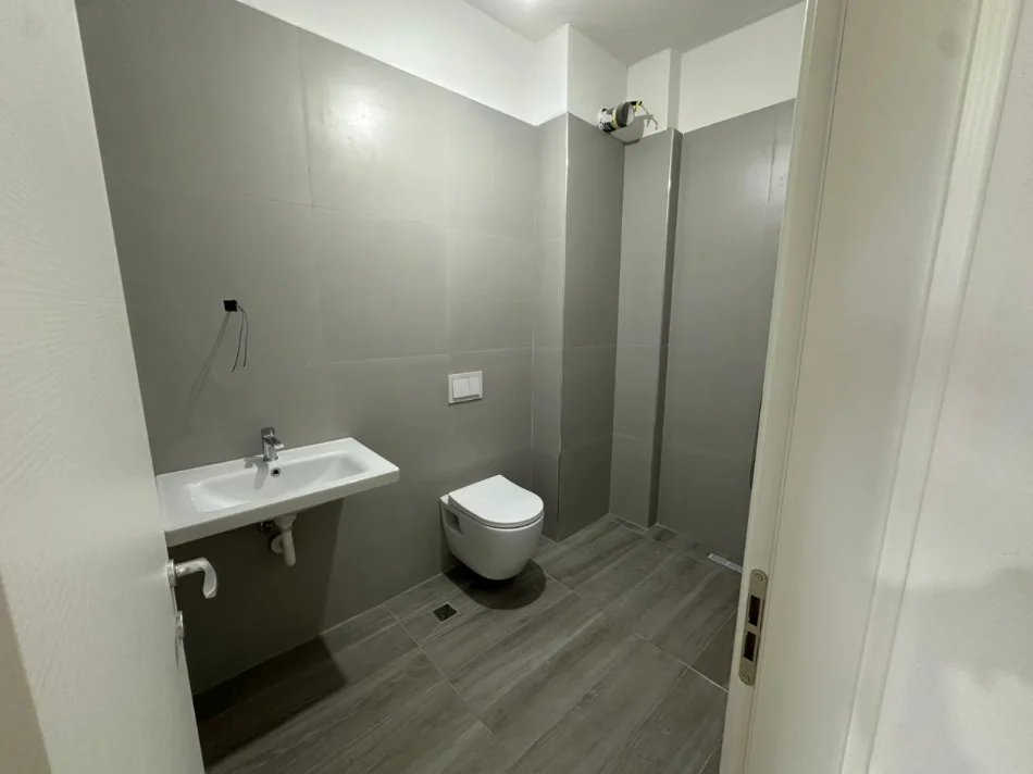 Tirane, jepet me qera apartament 2+1+Ballkon Kati 2, 100 m² 570 € (Rruga Turhan Pashe Permeti)