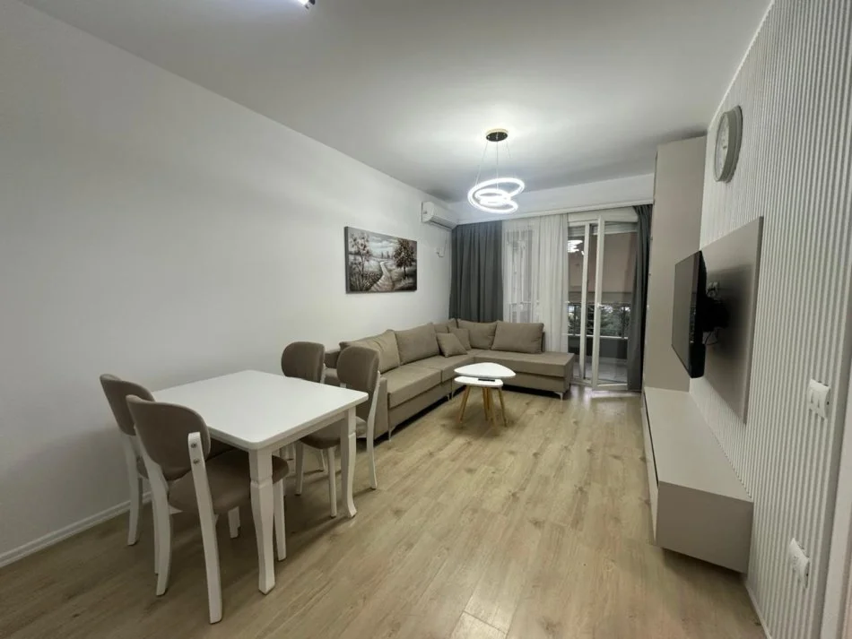 Tirane, jepet me qera apartament 2+1 , 100 m² 1.000 € (KOMUNA E PARISIT)