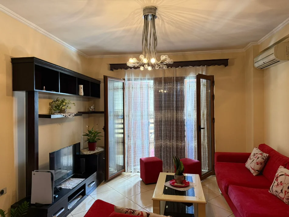 Tirane, jepet me qera apartament 2+1+Ballkon Kati 8, 95 m² 500 € (Unaza e Re)
