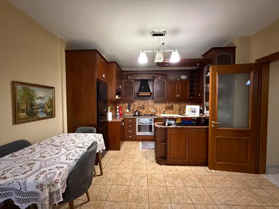 Tirane, shitet apartament 3+1+Ballkon , 134 m² (Rruga e Salës)