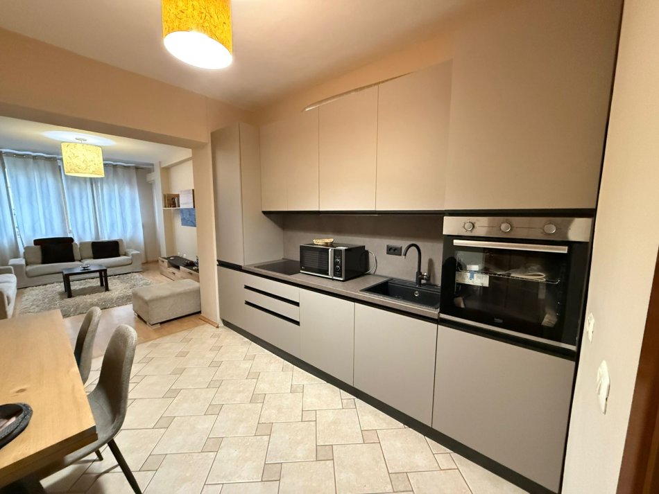 Tirane, jepet me qera apartament 2+1 Kati 2, 110 m² 800 € (Myslym Shyri)