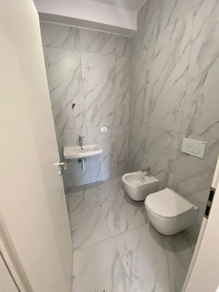 Tirane, jepet me qera apartament 2+1+Ballkon Kati 0, 87 m² 350 € (Rezidenca Kaimi, Ali Dem) OPP53150